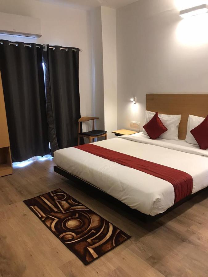 Hotel Aarkay Palace Badarpur Bagian luar foto
